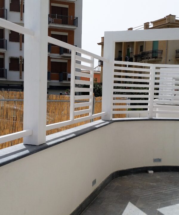 delimitazione balconi con pannelli a disegno